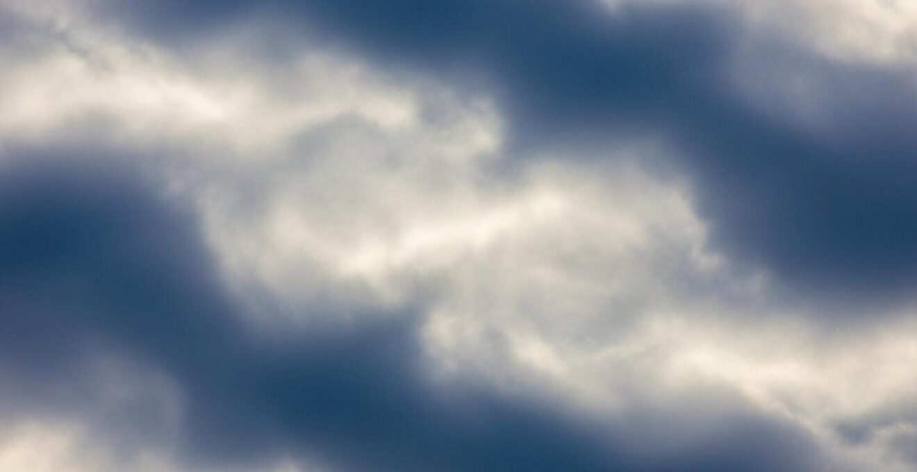 Photographie d'un ciel dynamique en fin de journée avec formations nuageuses typiques annonçant un changement météo